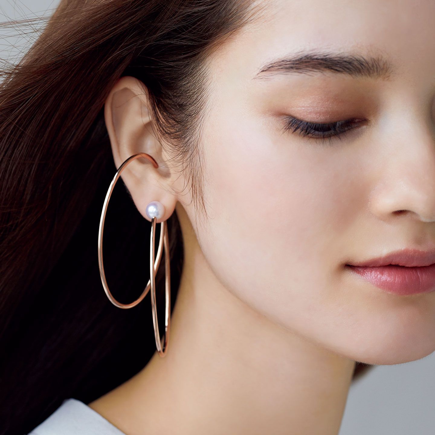 ピアス「ナクレアス」¥600,000【SAKURA ゴールド×あこや真珠 ※両耳価格】(TASAKI〈TASAKI Atelier〉) ブラウス¥39,000(チェルキ〈ソフィエ〉)