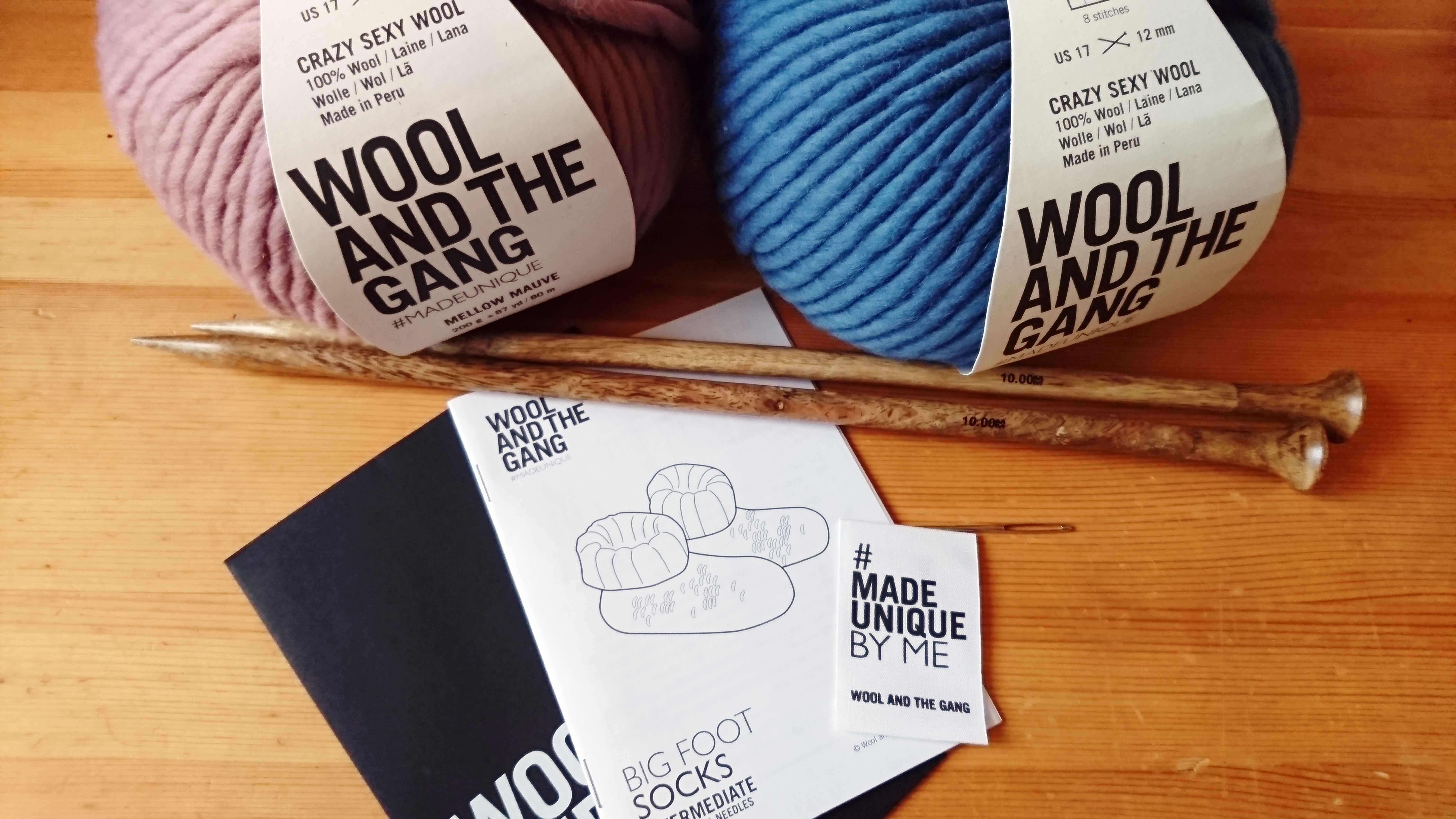 カラーは「MELLOW MAUVE(左)」と「DUSTY DENIM(右)」、棒針は「MANGOWOOD KNITTING NEEDLES 15mm」。
