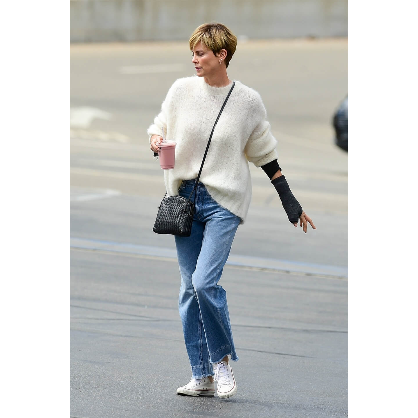 白のニットを着こなすCharlize Theron(シャーリーズ・セロン)氏