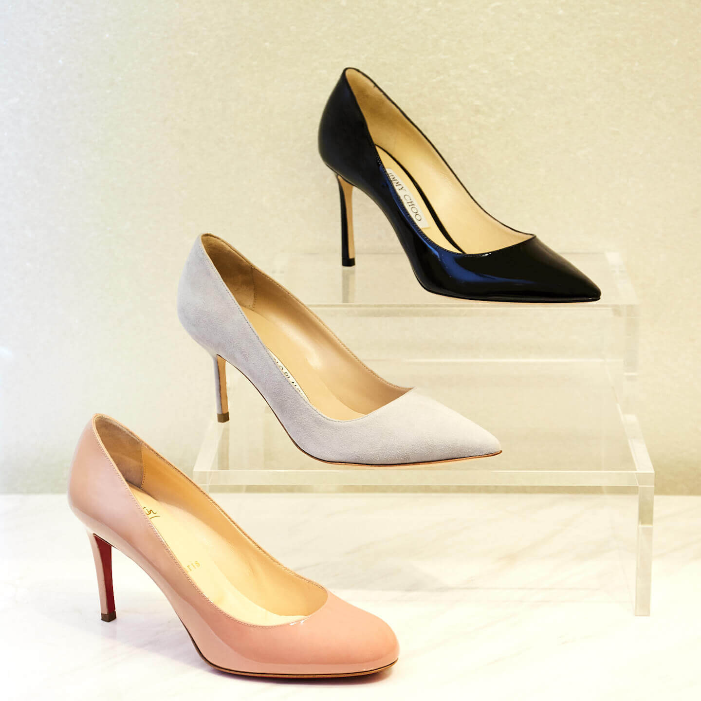 上からジミー チュウの「ROMY」、マノロブラニクの「BB SUEDE」、クリスチャン ルブタンの「Simple Pump」