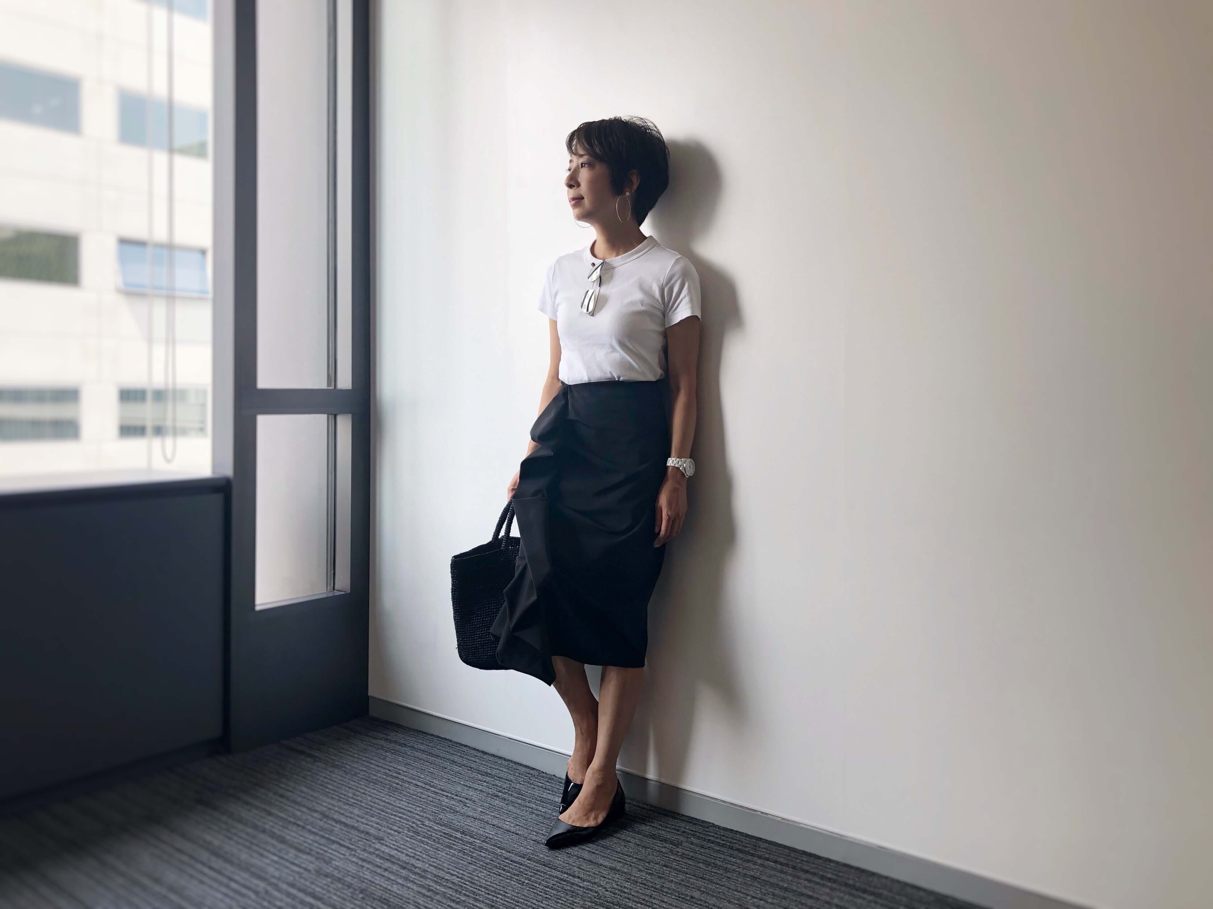 黒のタイトスカートのなかでも、ひざ下に来るやや長めの丈が今の気分。Tシャツ/Uniqlo U スカート/メゾン マルジェラ サングラス・靴/プラダ 時計/シャネル バッグ/Sans Arcidet