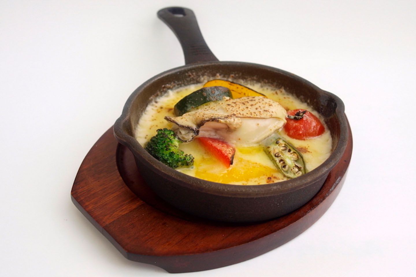 「岩牡蠣と夏野菜のチーズソースグラタン」¥980(税抜)