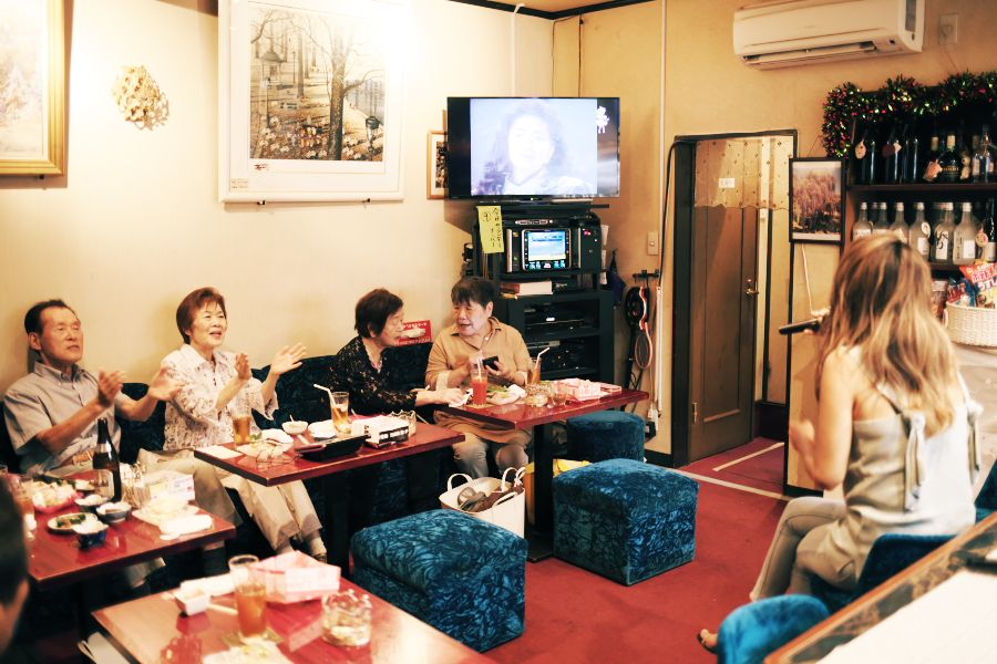歌う人がいると、みんなで盛り上げる。これで店に一体感が生まれていれる