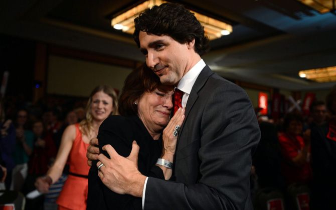 カナダ首相ジャスティン・トルドーと、母マーガレット・トルドー Justin Trudeau and his mother Margaret celebrate after he won the Federal Liberal leadership Sunday April 14, 2013 in Ottawa. (AP Photo/The Canadian Press, Sean Kilpatrick)