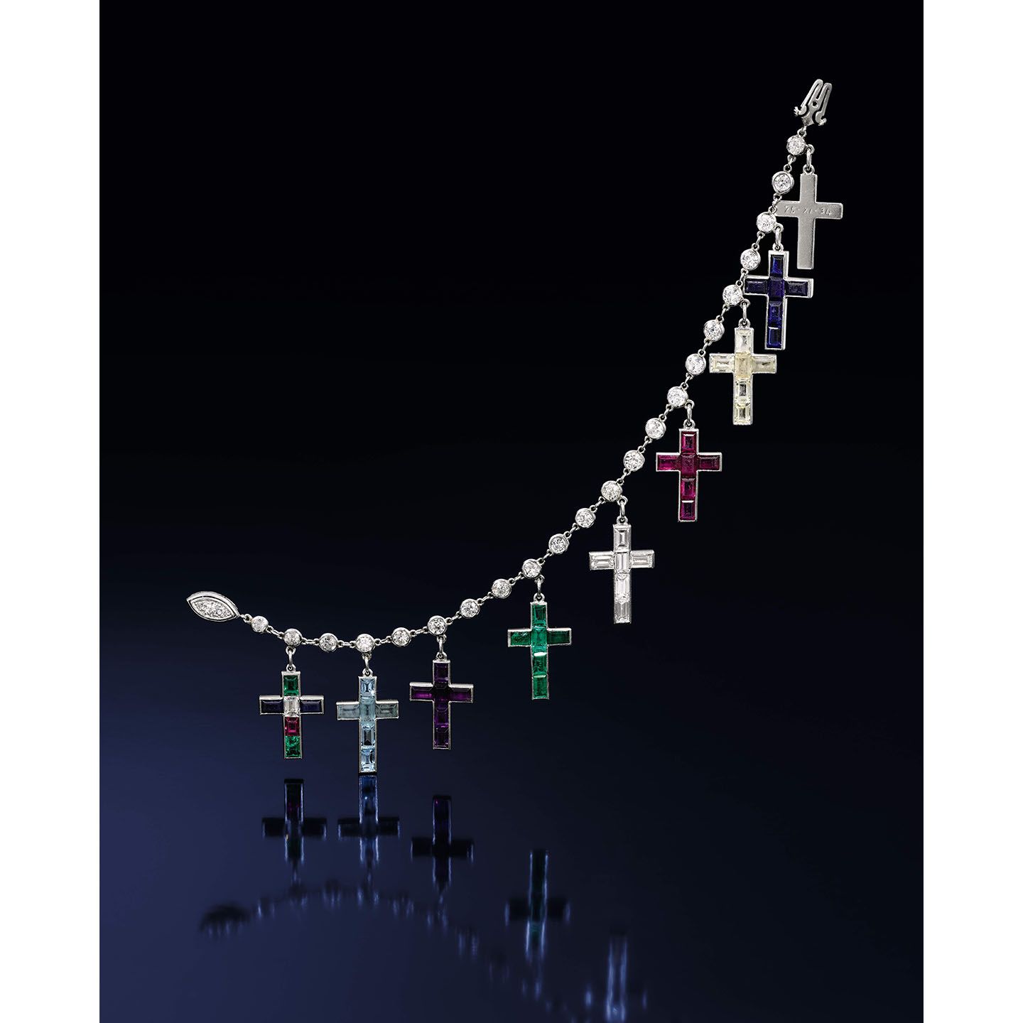 ウィンザー公爵夫人着用のブレスレット。「Cross Bracelet」(Cartier)落札価格:601,250GBP(英ポンド)【×ダイヤモンド×サファイア×イエローサファイア×エメラルド×ルビー×アクアマリン×アメジスト×イエローサファイア×プラチナ】 (参考価格:日本円で¥77,813,775 1英ポンド129.42円計算/2019年9月4日レート)