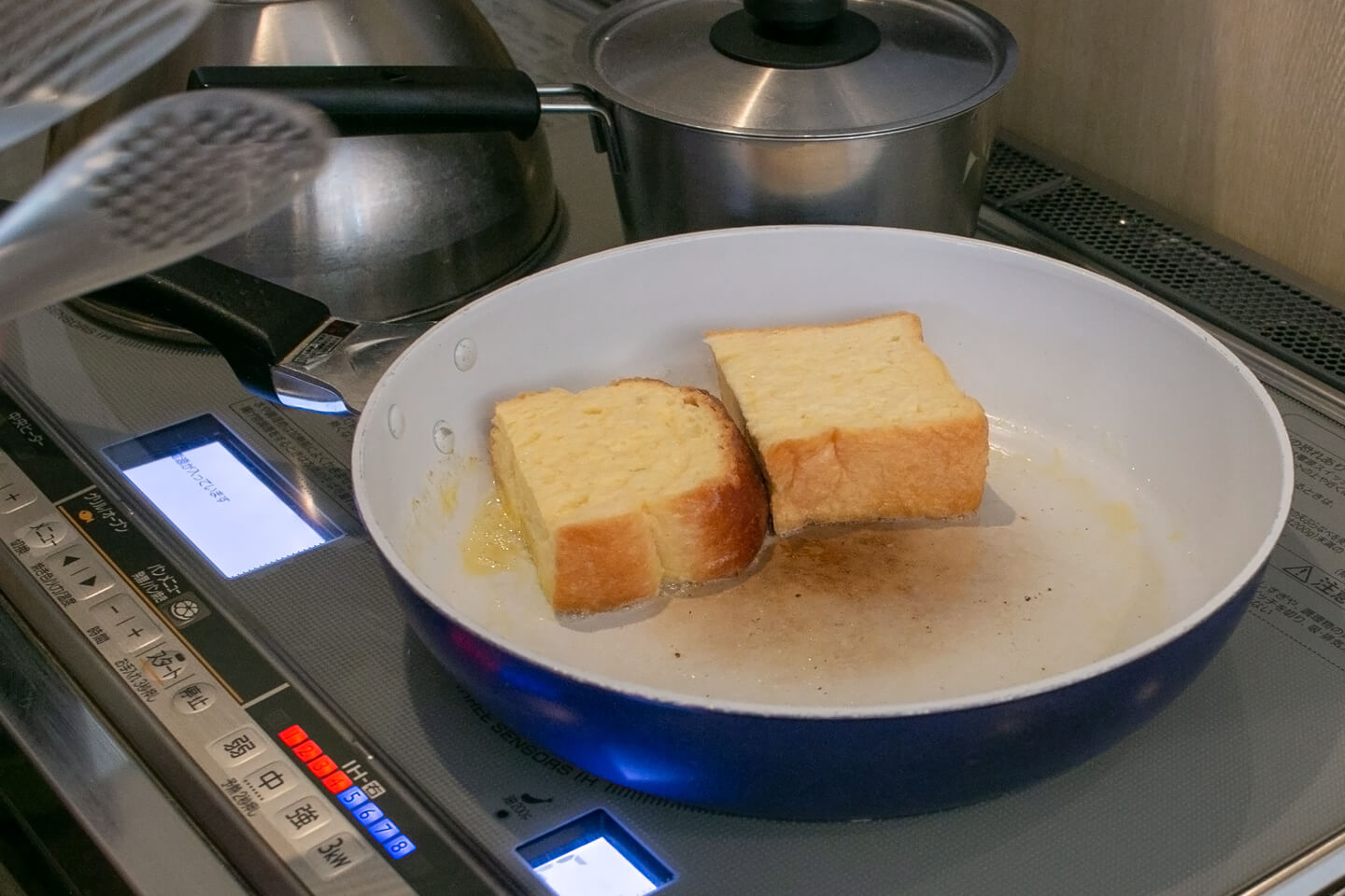 バターが馴染んで焼き目がつくまで約2分待ちます