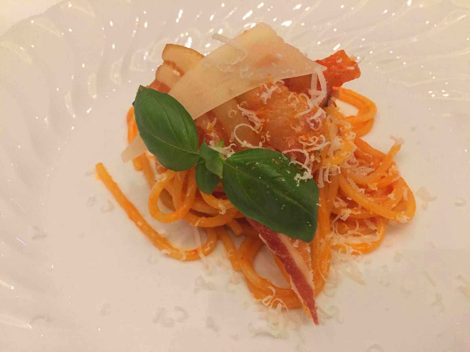 こちらが名物の「サバティーニ風スパゲッティ」トマトベースのシンプルなパスタは食べ飽きない。これはコースなのでポーションは少なめ