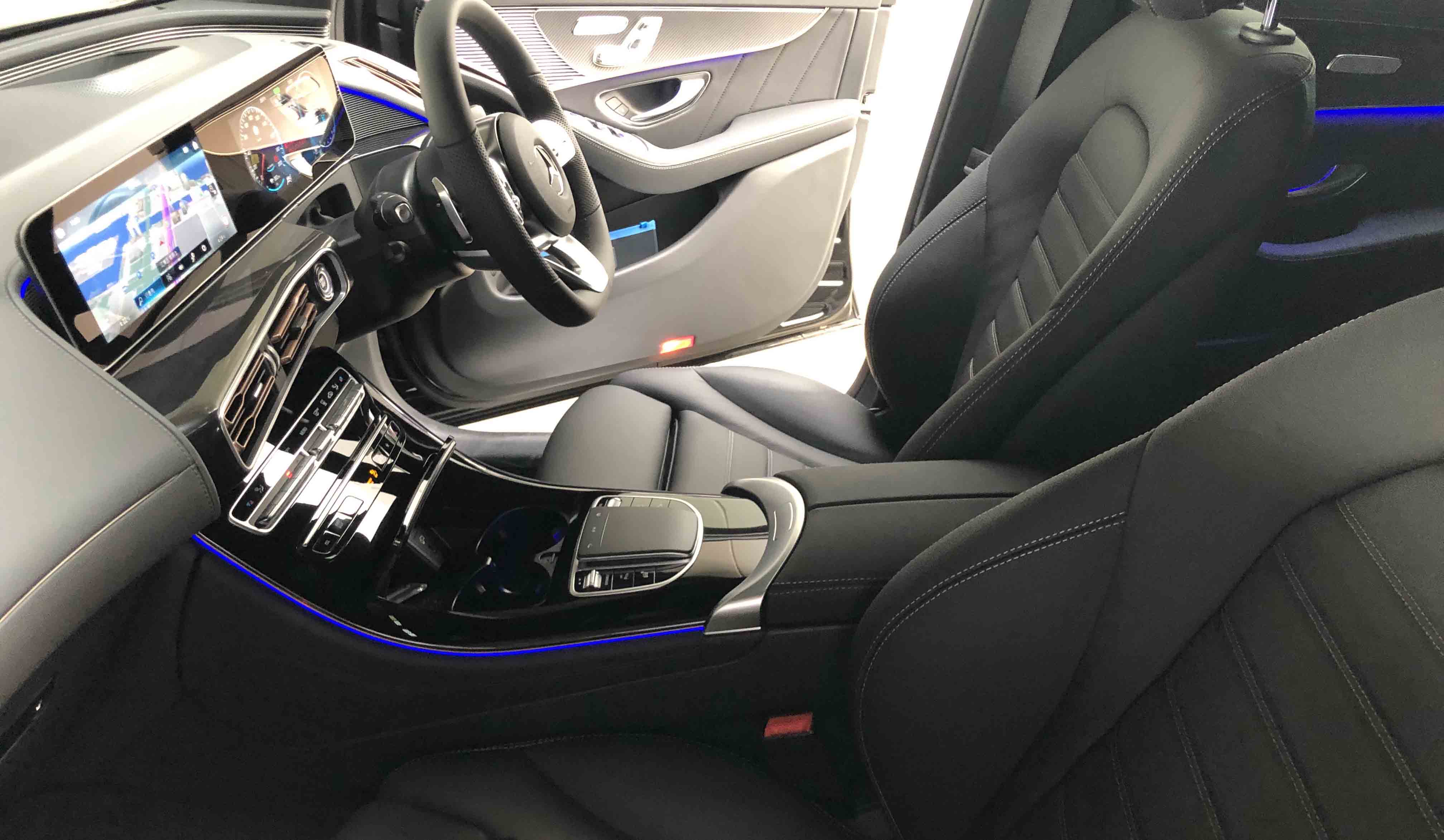 メルセデス・ベンツ車に乗り慣れているひとならまったく戸惑わず操作できるコクピット。