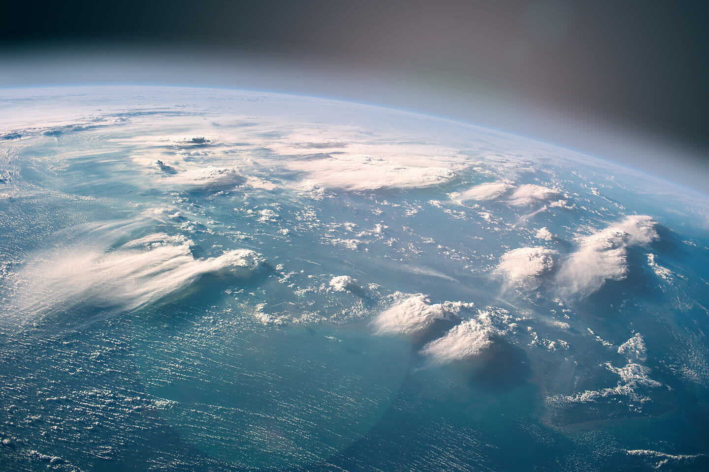 打ち上げは日中。地球では青く見える空は、宇宙では昼間でも漆黒に染まる