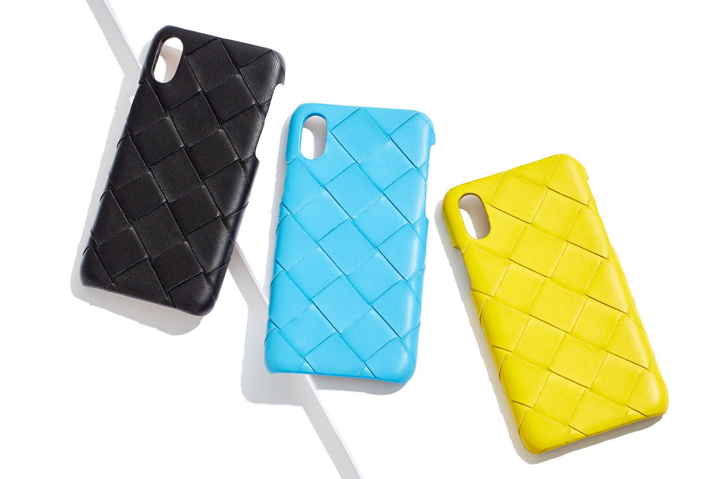 ボッテガ・ヴェネタのiPhone ケース各¥49,000(税抜)