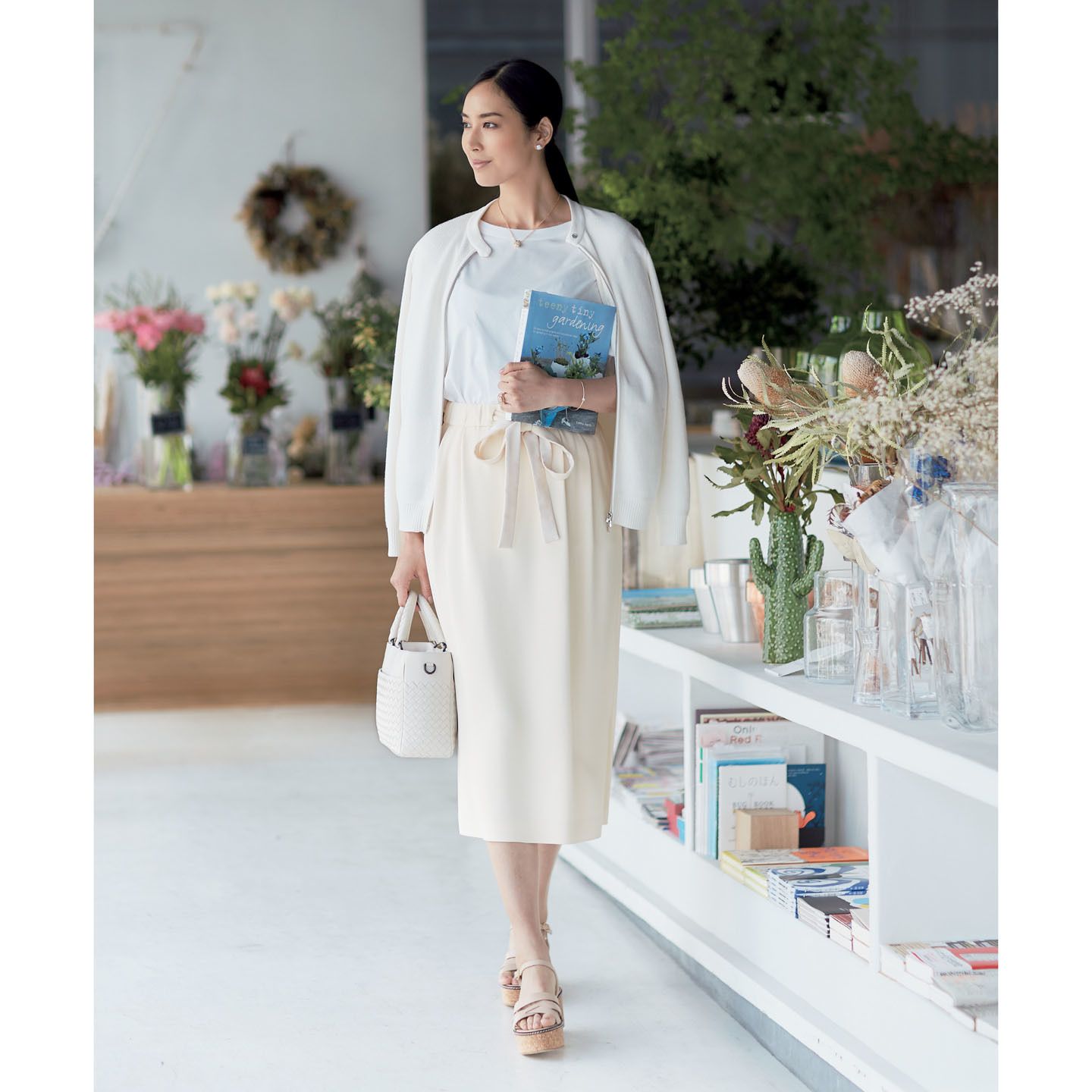 ピアス¥994,000・ネックレス¥702,000・バングル¥197,000・リング¥771,000(ポメラート・ジャパン〈ポメラート〉)、バッグ¥270,000(ボッテガ・ヴェネタ ジャパン)、靴¥34,000(コール ハーン ジャパン)