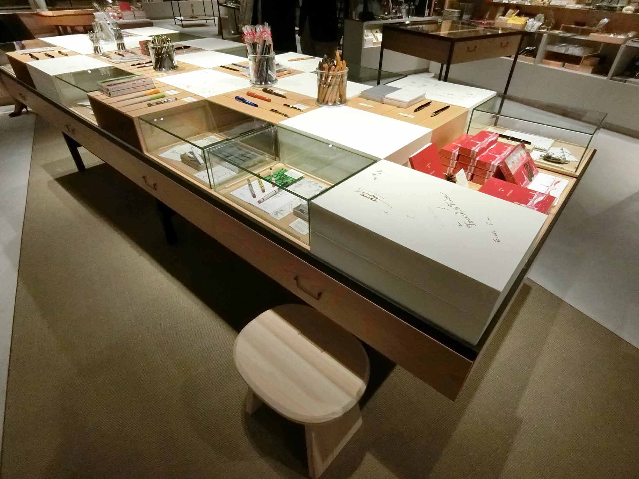 椅子があり、着席してじっくりと書き比べられる