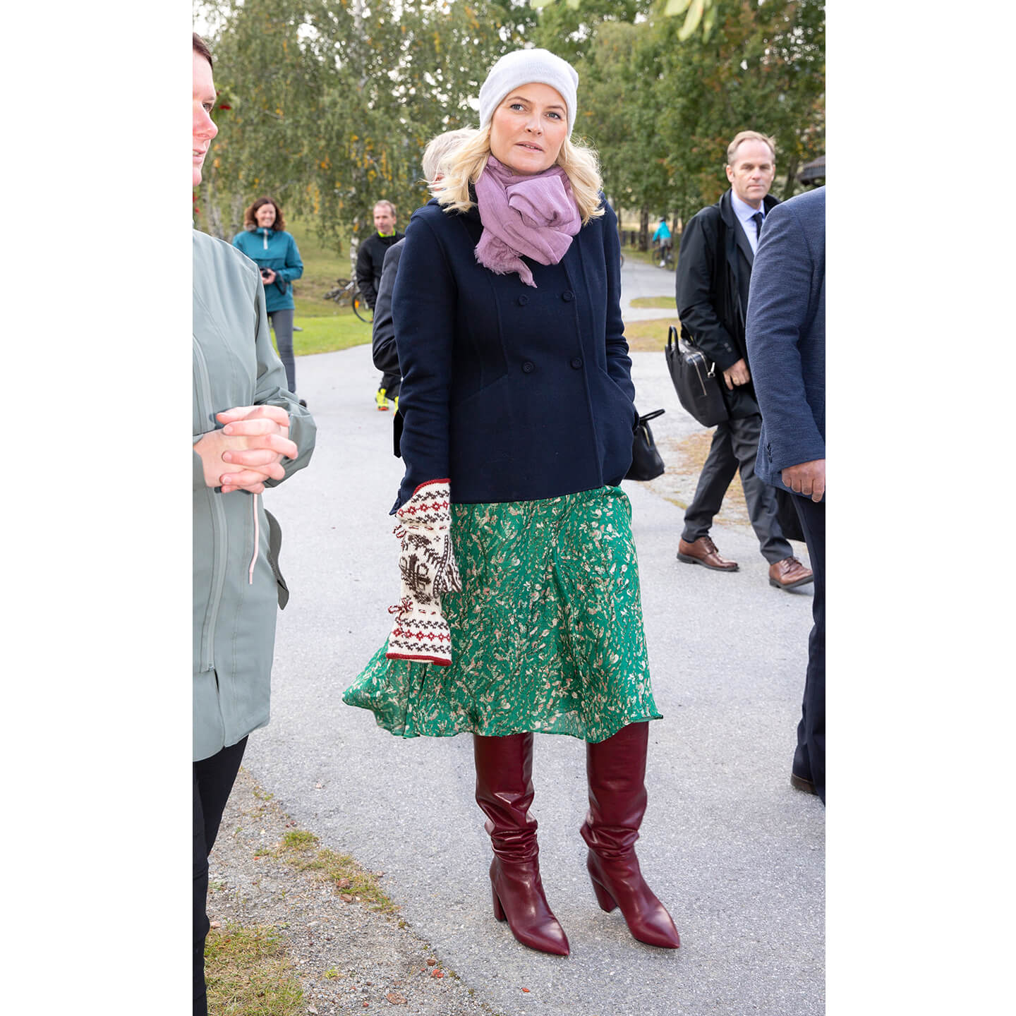 レッド系のブーツに緑のスカートを合わせるノルウェーのCrown Princess Mette-Marit(メッテ・マリット皇太子妃)