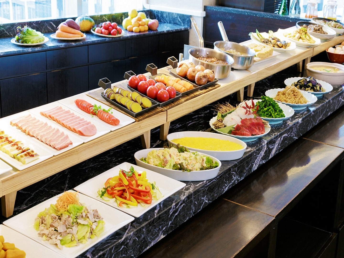 ホテル15階の和食店「花ごよみ東京」では、「日本一の朝食シェフ」と称される矢吹淳男シェフに監修による朝食が楽しめます