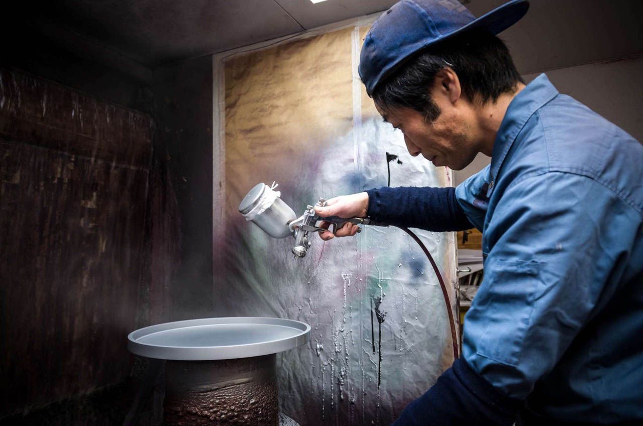 漆を接着剤にして銀の粉末を巻きつける“銀粉蒔き”。これは、「玉虫塗」だけの独特の工程。熟練の職人の技によって、光の当たり具合で微妙に変化する艶やかな輝きが生まれるのだ。