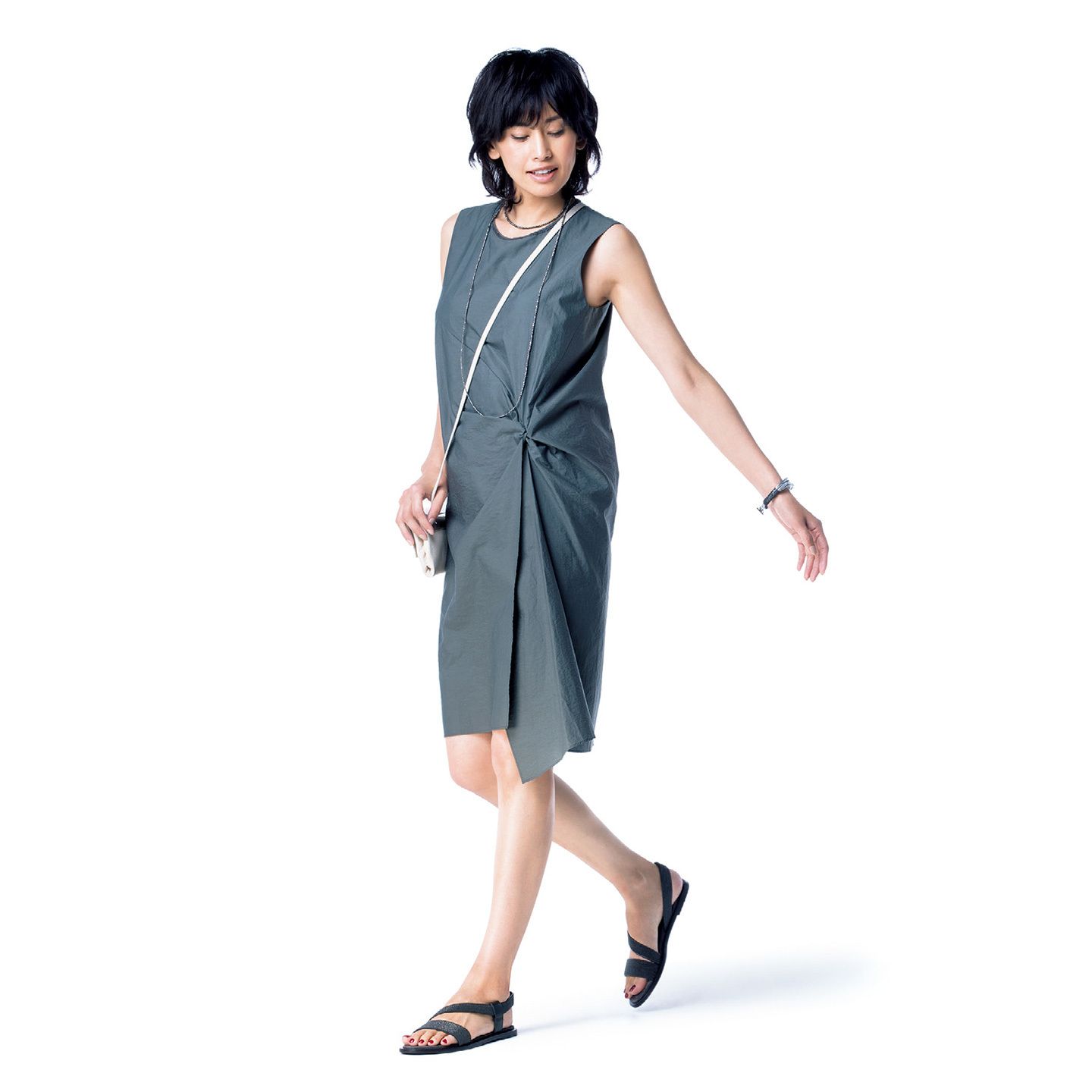 ワンピース¥198,000・ネックレス¥58,000・ブレスレット¥39,000・バッグ¥162,000・靴¥221,000(ブルネロ クチネリジャパン)