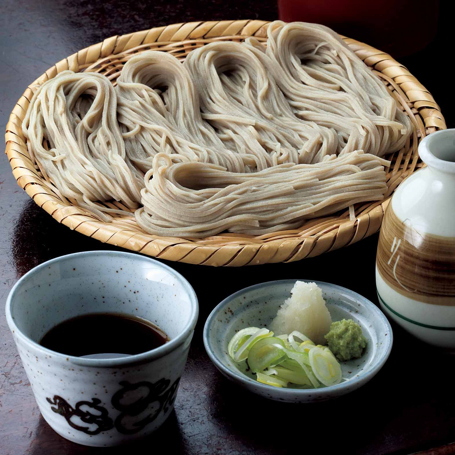 ざる¥750。5つの束にした「ぼっち盛り」食べやすさと見た目の美しさを両立。
