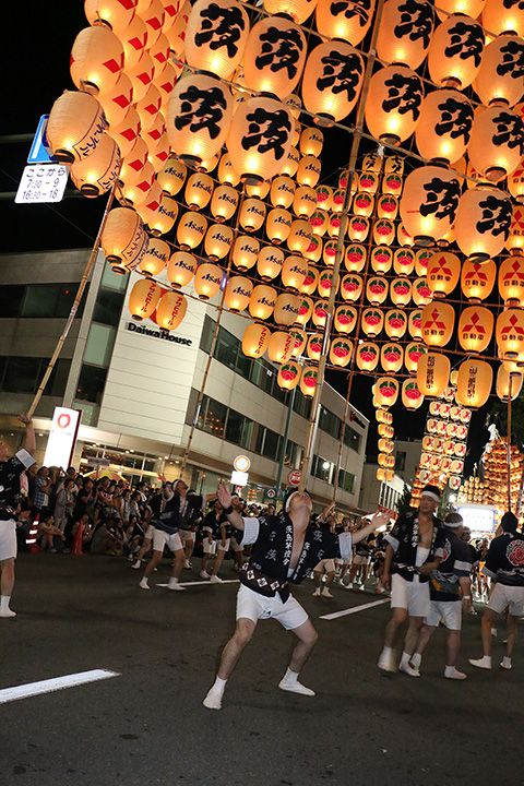 竿燈を額に乗せ、首だけで支える妙技“額”を披露