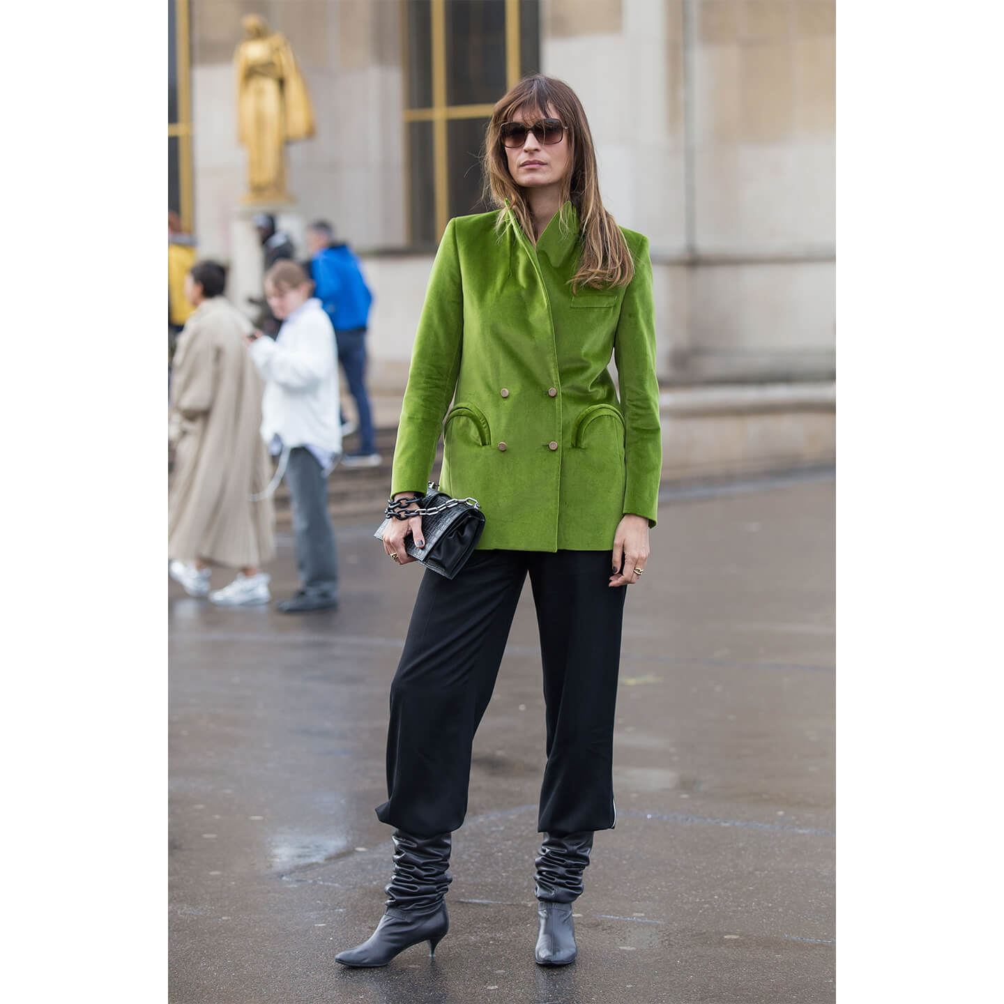 黄緑色のジャケットを着こなすCaroline de Maigret(カロリーヌ・ド・メグレ)氏