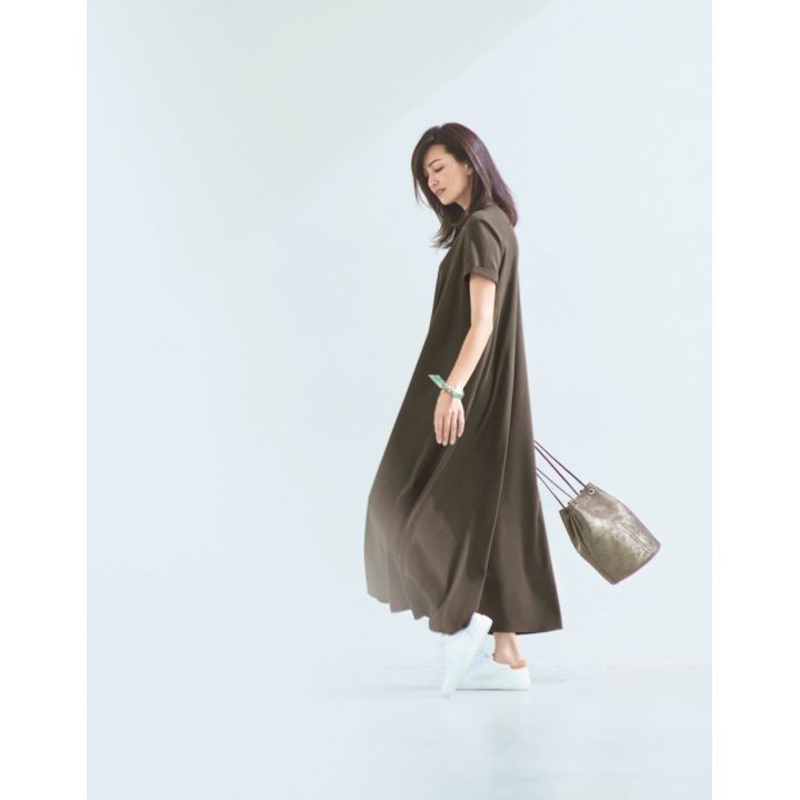 ワンピース・MARCO MASI.のバッグ(Theory luxe)、アニー.のバングル(HAUNT代官山/ゲストリスト)、スニーカー(J.M. WESTON青山店) 撮影/生田昌士(hannah) BY:『Precious9月号』小学館、2019年