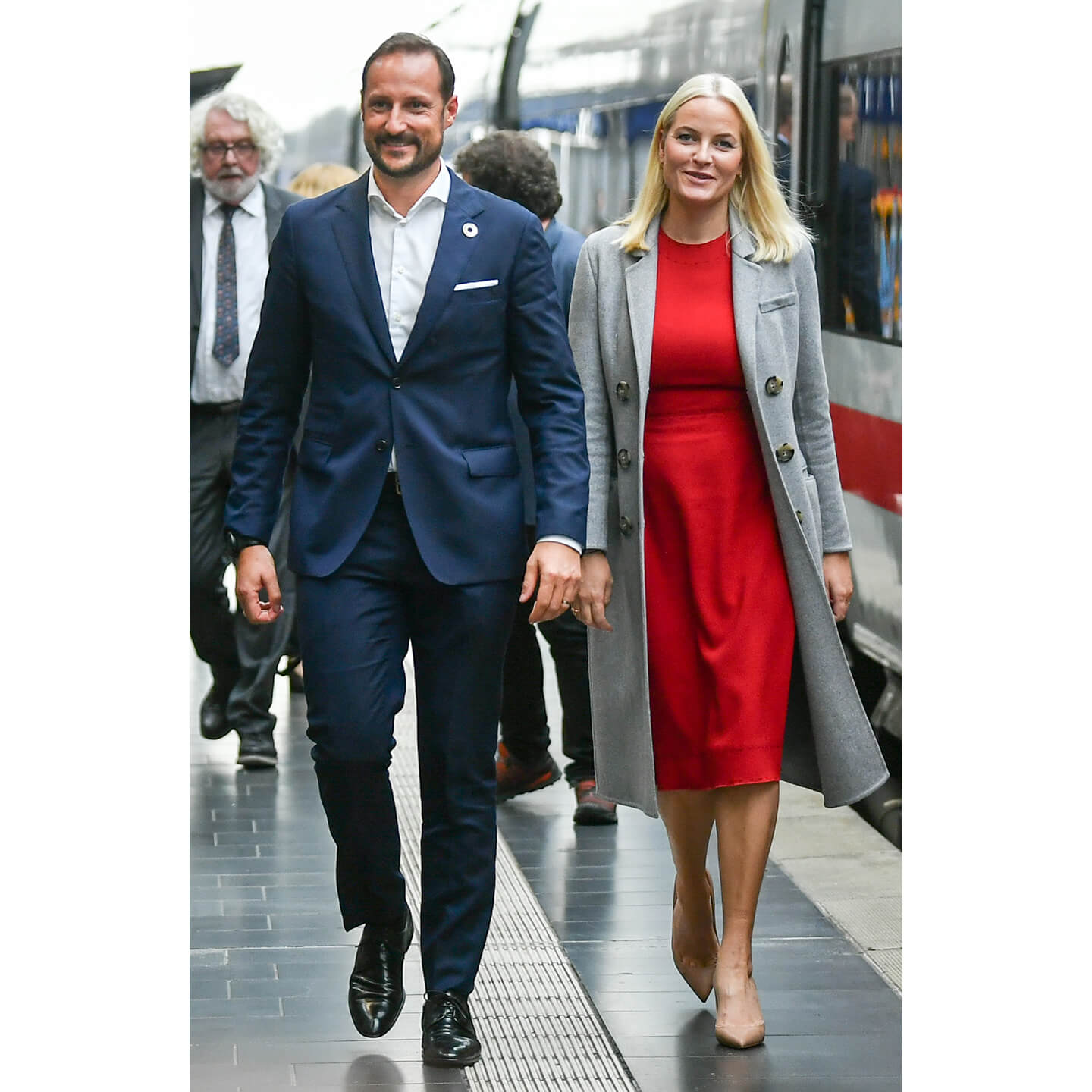 クラシカルな赤ワンピースのメッテ・マリット皇太子妃