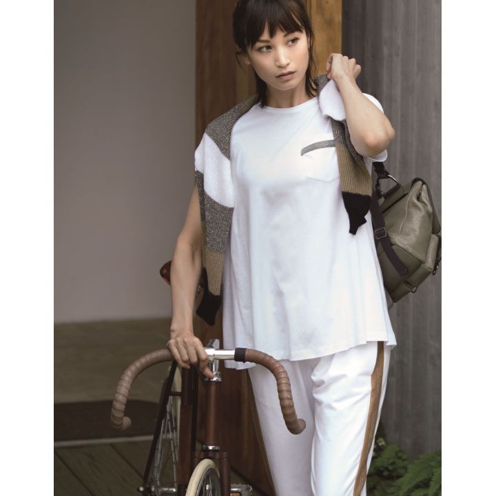 【14】白Tシャツ×白パンツ×ニット