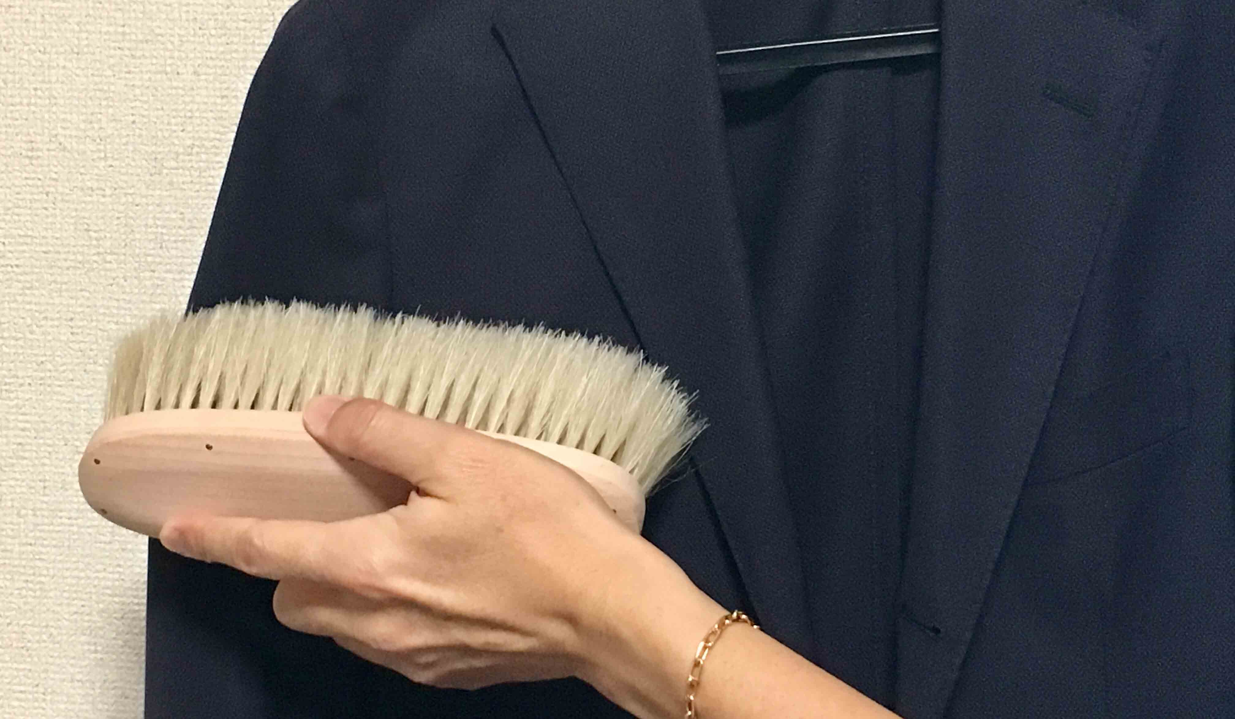 写真は平野ブラシの手植えタイプ(スタッフ私物)。毛足が長く面積も広いため、効果的にブラッシングできる。また、柔らかな馬毛はカシミヤにも向いていて、繊維の流れに沿って使うと、いわゆる「ウロコ」が現れ、美しく滑らかになる。