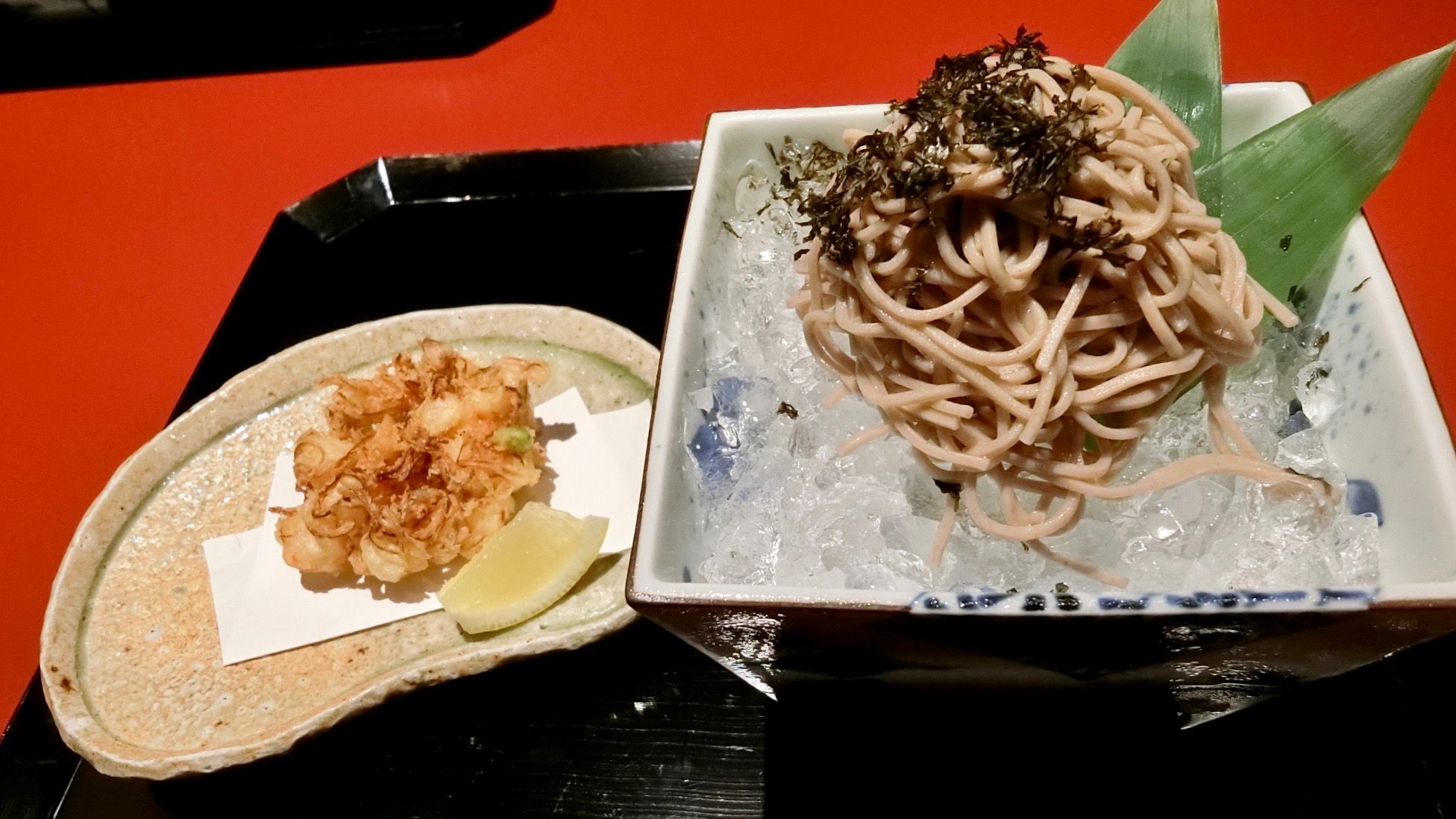 たっぷりかかった海苔の風味が食欲をそそります