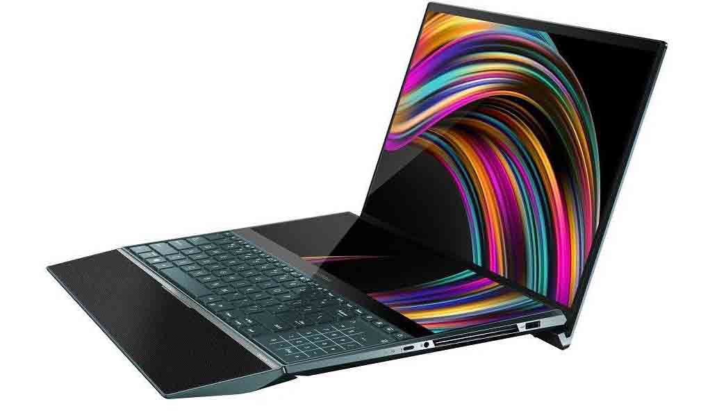 キーボード部分を使って配置された14型のScreenPad Plus。上下の2画面にまたがってシームレスで表示されているのがわかる。付属のパームレストを本体の下に置くことで入力のストレスも感じさせない。