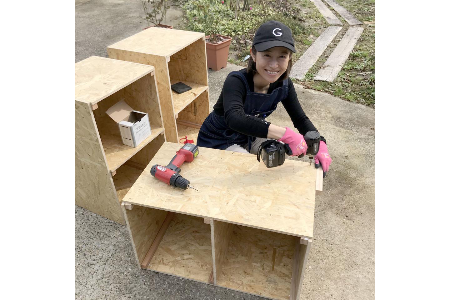 収納棚をDIY。机の脚にもなる2WAY機能
