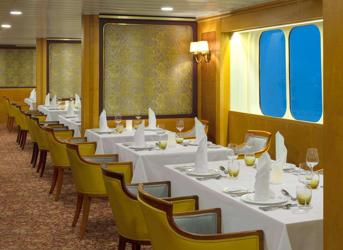 レストラン「Queens Grill」
