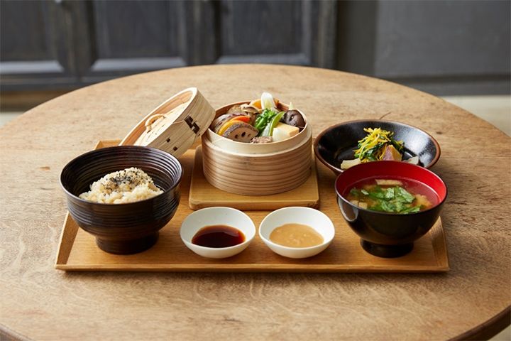 自家製ポン酢や自家製緑茶塩など、季節で変わる2種の味で楽しむ『野菜のせいろ蒸し』¥1,700 ※土日祝はプラス¥500(季節の前菜付き)