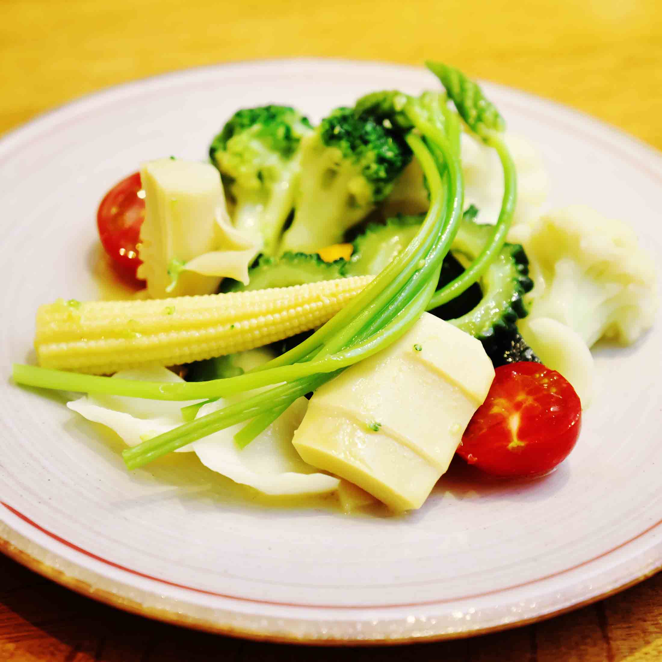 季節の野菜の温製ガルグイユ。¥1,600。野菜が大好きという加瀬さんが丁寧に仕上げた、彩りも美しい一品だ。
