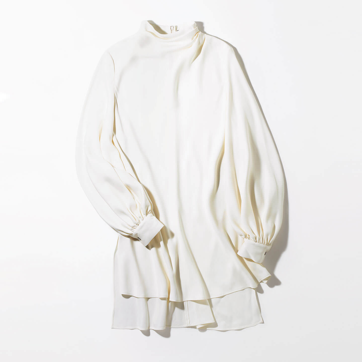 ブラウス¥400,000(ジョルジオ アルマーニ ジャパン〈ジョルジオ アルマーニ〉)