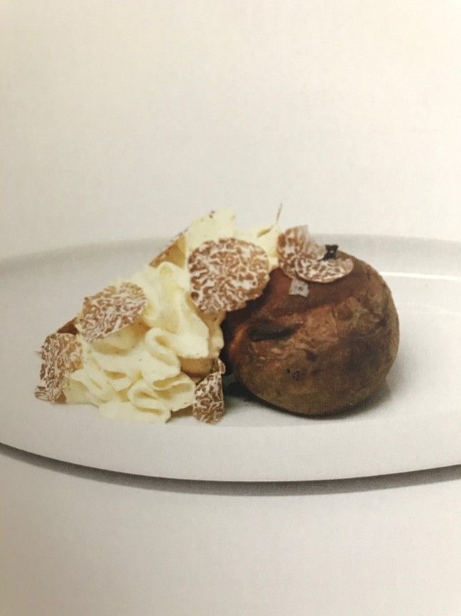 『Una patata che vuole diventare tartufo』は、ジャガイモからトリュフに変わっていく味や形状の流れを表現している。これも、食べてみたい料理のひとつ。