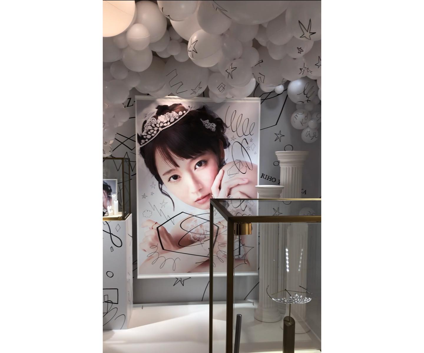 ショーメのPOPUPストア店内、吉岡里帆さんのビジュアル。手前右下はティアラ