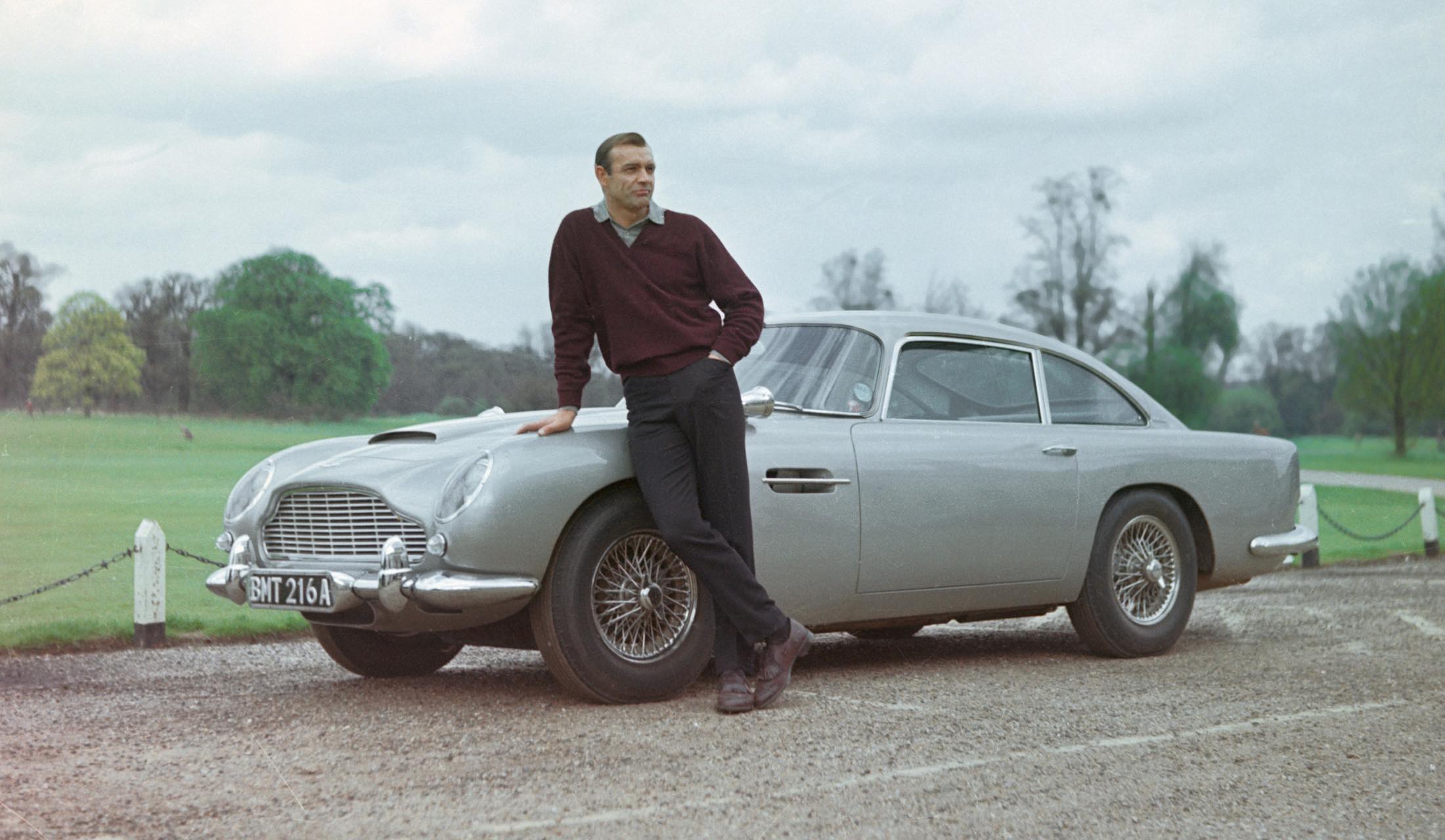 世界中の男たちがボンドのクルマに憧れた/英国の高級車であるアストンマーティン『DB5』はとにかく豪奢で美麗であった。しかもさまざまな特殊装備を施したボンドの秘密兵器でもある。そしてボンドはそれを惜しげもなく疾駆させる。その格好よさに世界中の男が憧れた。写真:PictureLux/アフロ
