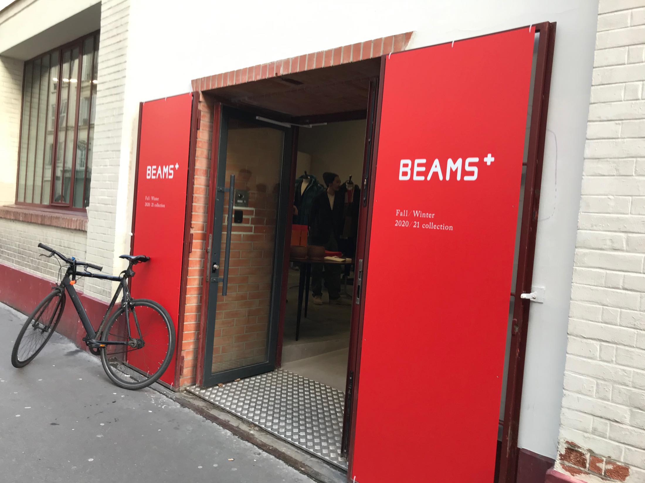 若者が集まるパリ11区で開催された展示会。