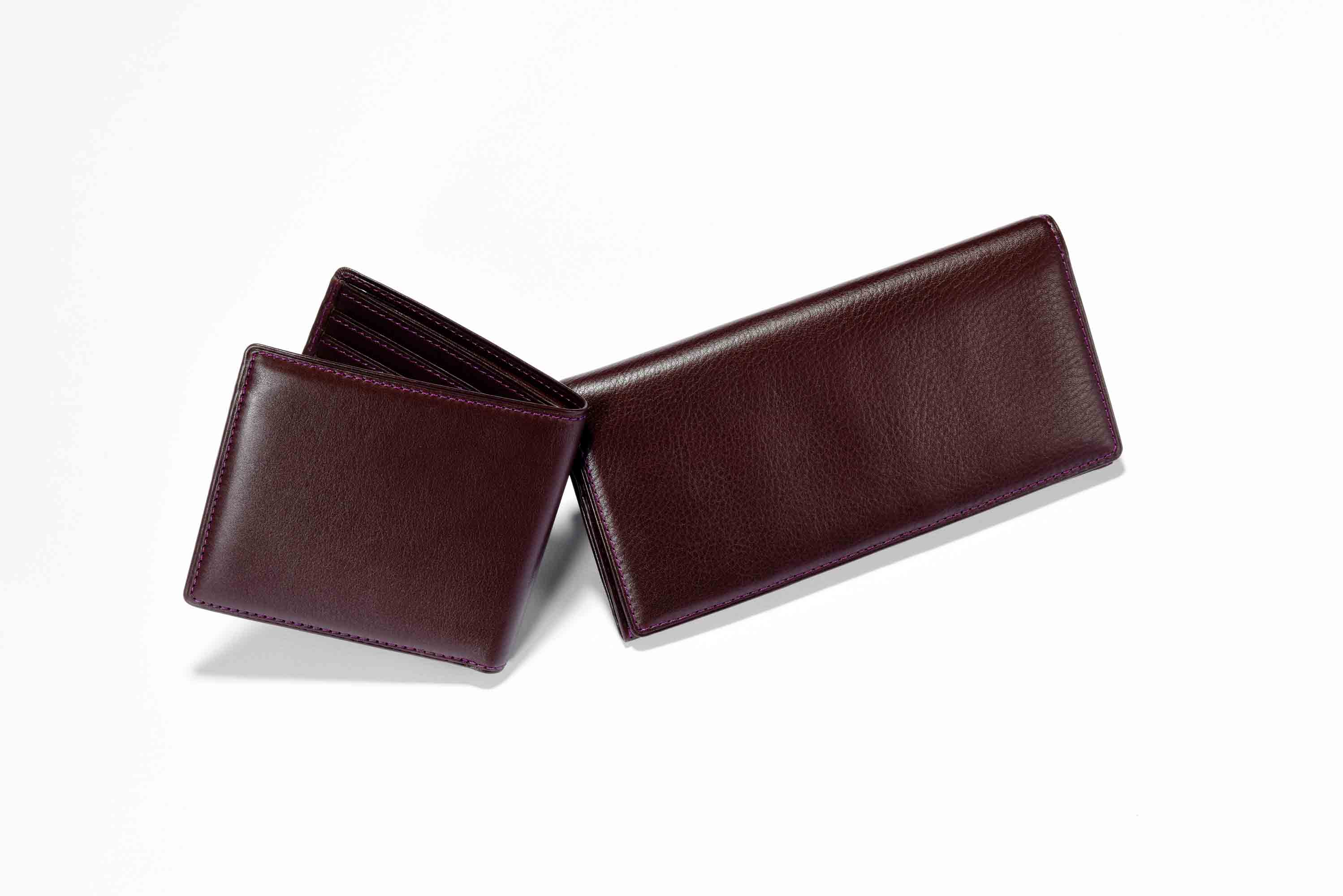 (左)【W11×H10×D1.7cm】二折り財布¥24,000・(右)【W18.6×H9.2×D2cm】長財布¥29,000(ソメスサドル青山店)