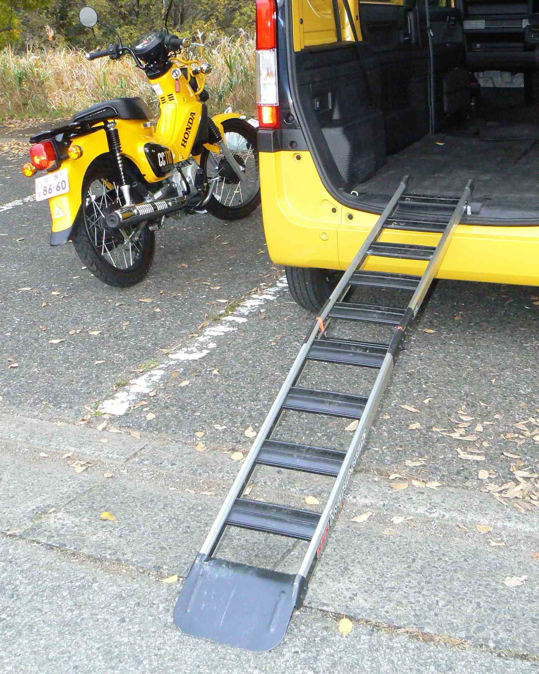 長さ180センチのラダーを掛け、クロスカブの積み卸しに使用する。N-VANは床の地上高525㎜と低いため、エンジンを掛けながらではあるが一人でもバイクの積み込みは可能だった。