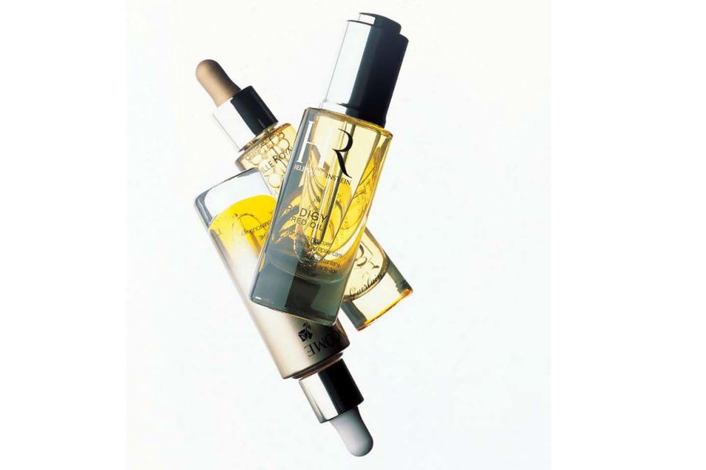 手前/ヘレナ ルビンスタイン プロディジー セイクリッドオイル 30ml ¥20,000 奥上/ゲラン アベイユ ロイヤル トリートメント オイル 28ml ¥13,000 奥下/ランコム アプソリュ プレシャスオイル 30ml ¥28,500