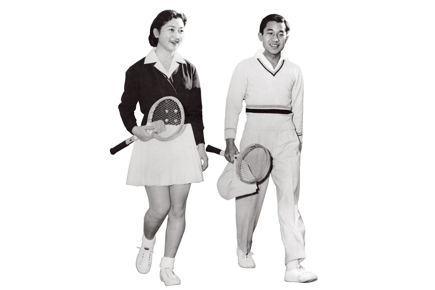 「テニスのダブルスでは、夫婦でペアを組むとののしり合いになるといわれているそうですが、両陛下はいつでも仲むつまじくプレーなさるそうです」(つげさん)。昭和33年、婚約後、テニスを楽しんだ際のおふたり。くつろいだ笑顔が爽やか。Photo/Getty Images