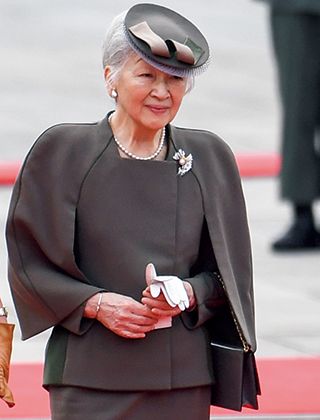 美シルエットのグレージュのツーピース。写真:代表撮影/Belga Image/アフロ