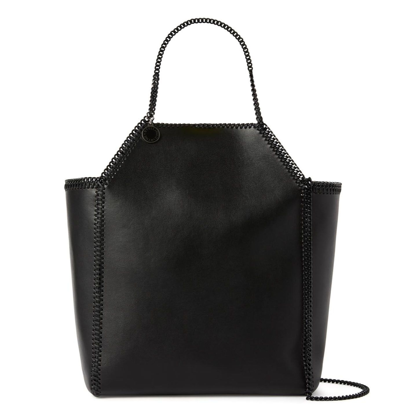 同系色のチェーンでシックななかにもモダンな雰囲気を感じさせるモードなファラベラ。『Falabella/Mini Tote Fine Chain(ファラベラ/ミニトート ファインチェーン)』【縦31×横23.5×マチ11.5cm】¥152,000(税抜)