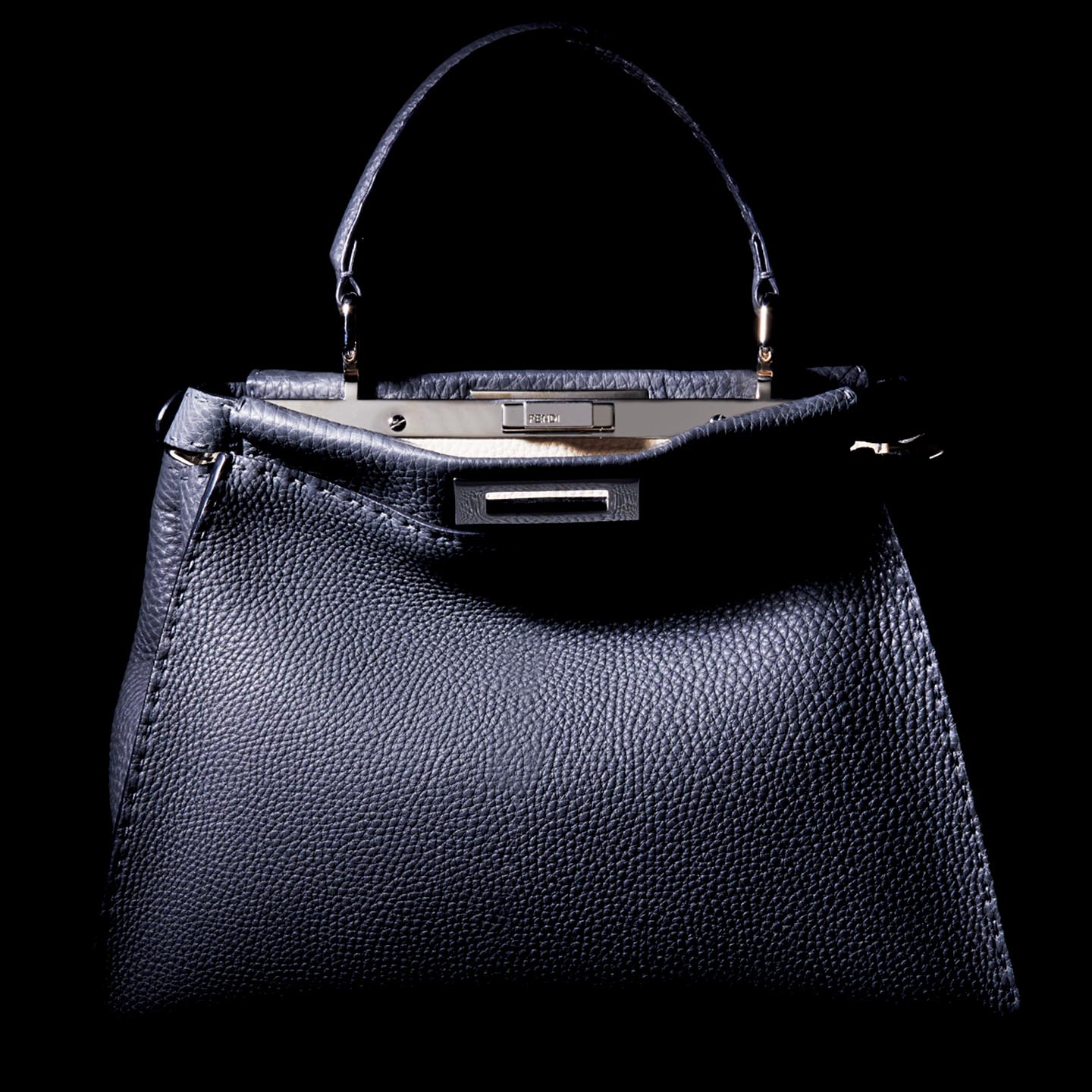 バッグ「ピーカブー」¥524,000/ショルダーストラップ付き【縦26×横33×マチ12cm】(フェンディ ジャパン)
