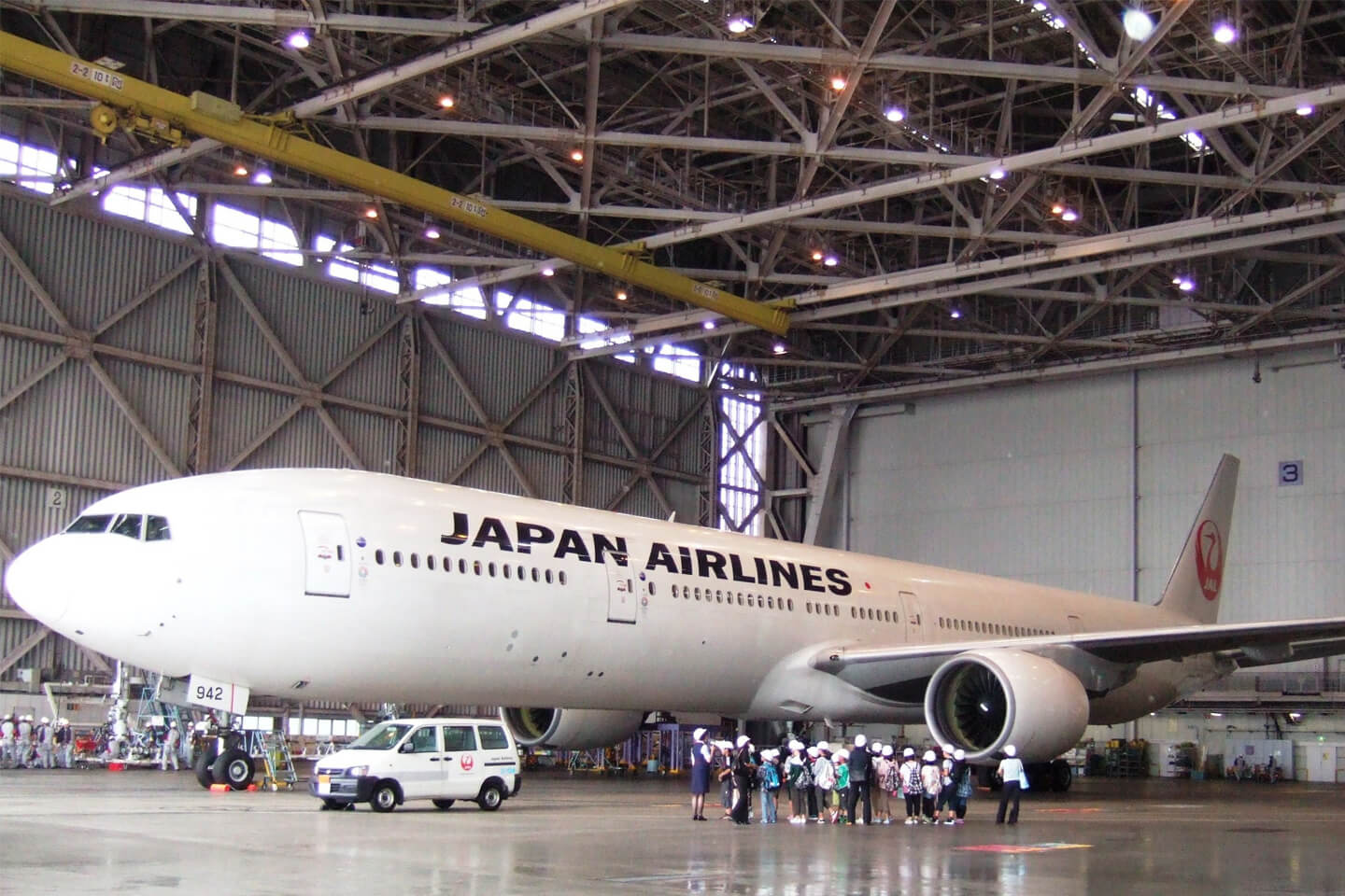 機体整備について学びながら、出発前の航空機を間近で見学できます