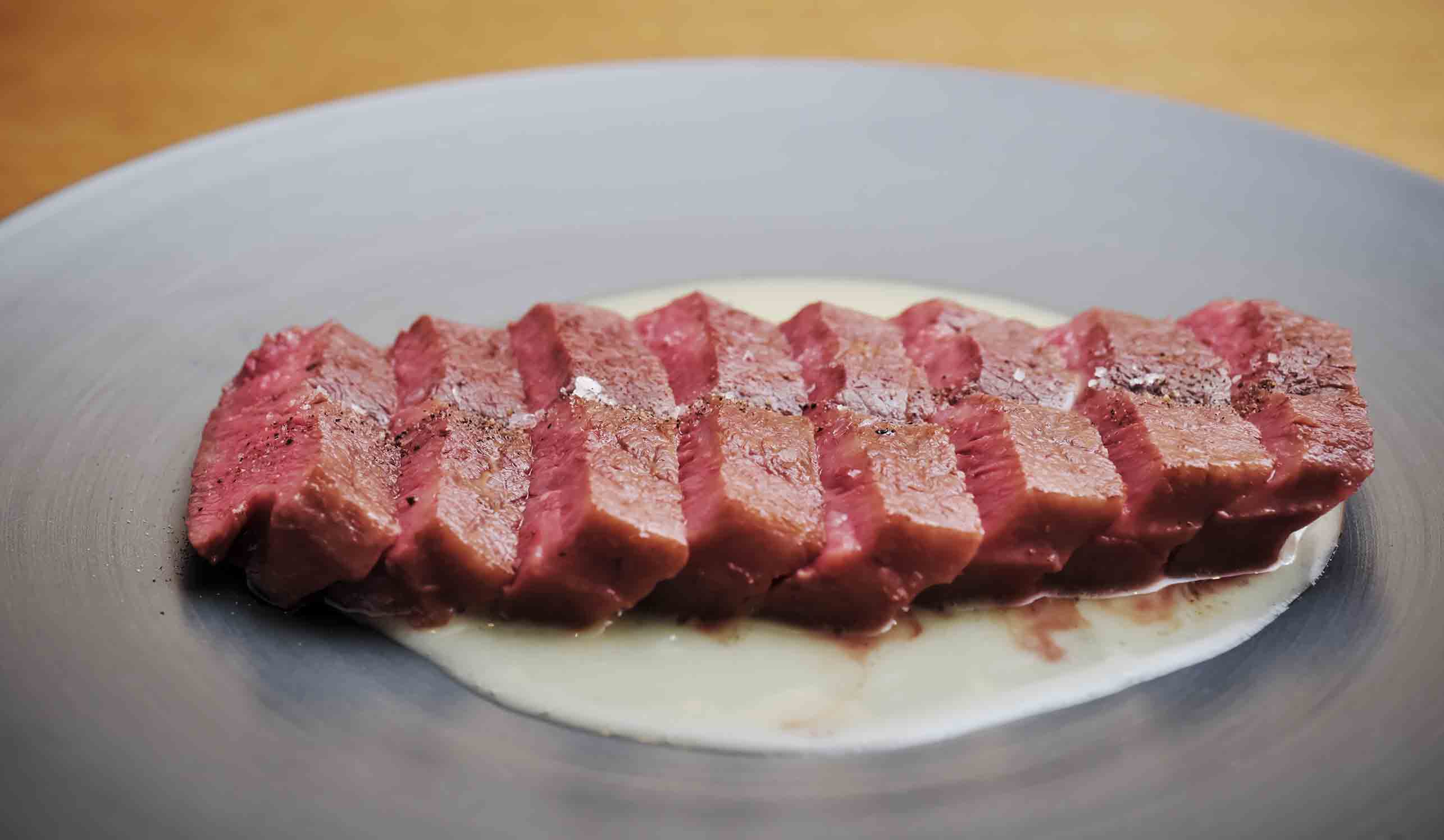 和牛ミスジ肉ロックフォールソース¥3,500。食感の柔らかな和牛ミスジ肉を使った、深夜でもヘビーになり過ぎない肉料理。自家製のロックフォールソースのまろやかなコクが食欲をそそる。