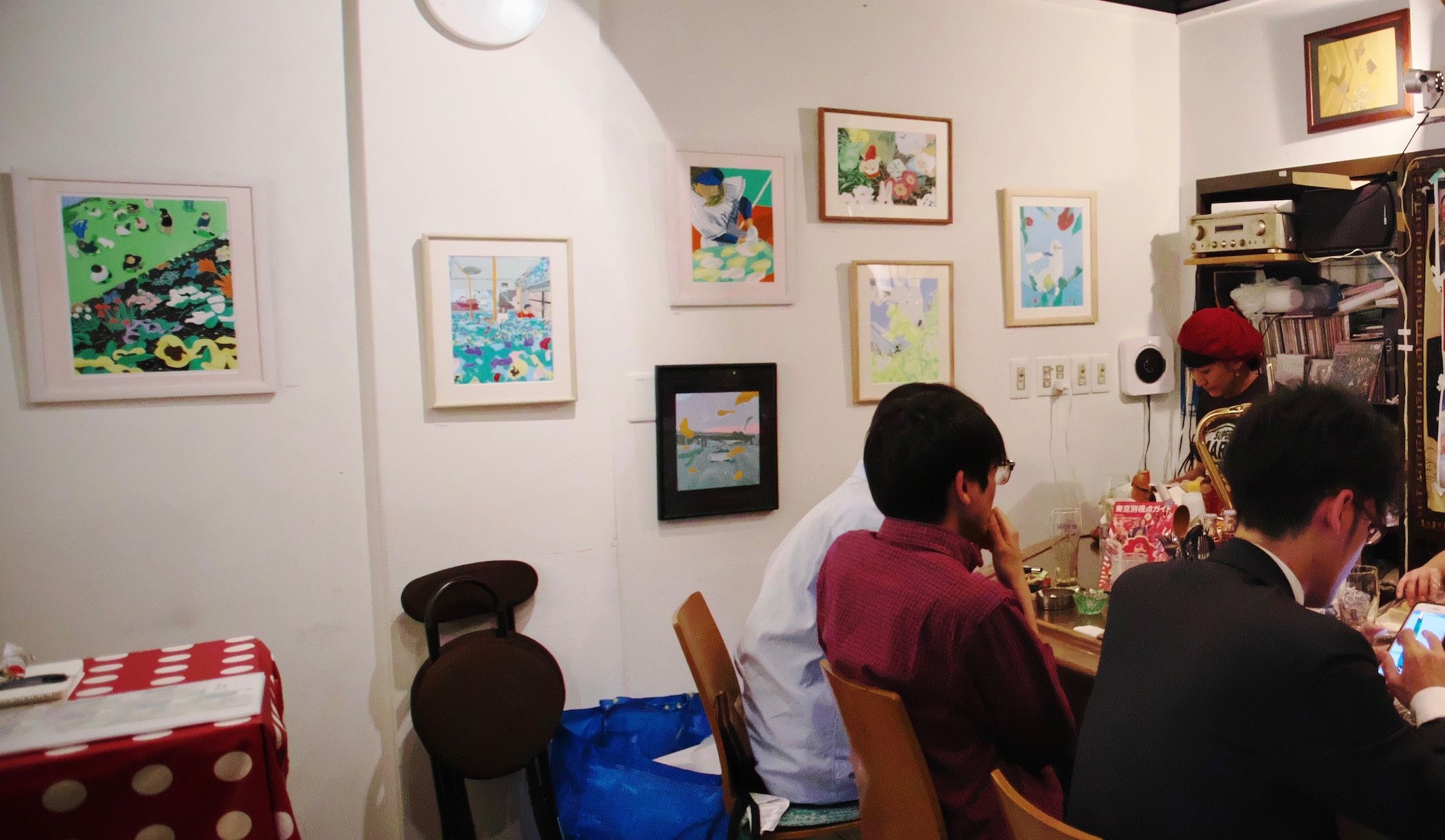 店の奥が展示スペース。この時は、イラストレーターのたざきたかなり氏の作品を紹介していた