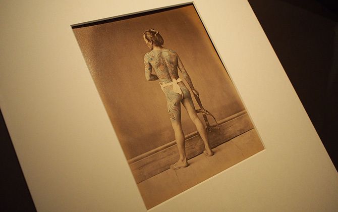 シャネル・ネクサス・ホール「荒木経惟×ギメ東洋美術館 Tombeau Tokyo」の展示